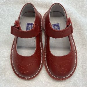 Girl’s L’Amour red Mary Janes size 6 Velcro closure GUC
